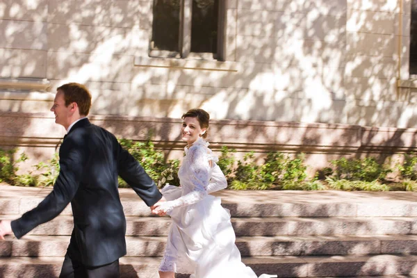 Braut Und Bräutigam Laufen Vor Hochzeit — Stockfoto