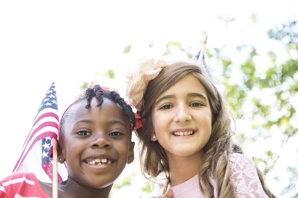 公园里悬挂美国国旗的女孩的画像 — 图库照片
