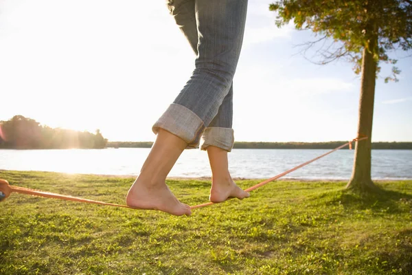 Kobieta Balansująca Slackline — Zdjęcie stockowe