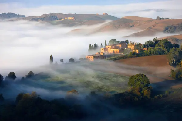 Creta Senesi Con Niebla Temprano Por Mañana —  Fotos de Stock