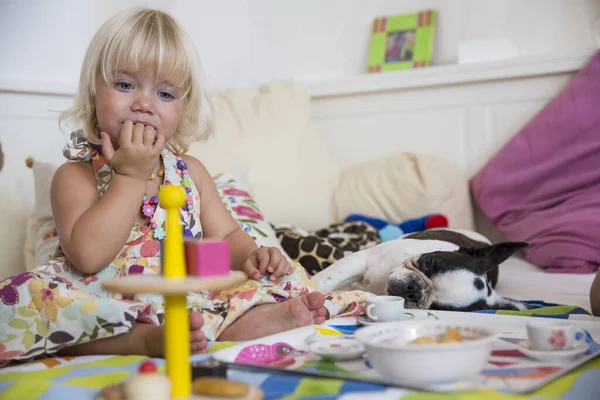 女性幼児遊びとともにおもちゃ茶セットオンベッド — ストック写真
