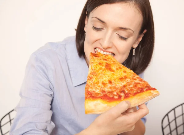 Yetişkin Bir Kadın Pizzanın Tadını Çıkarıyor — Stok fotoğraf