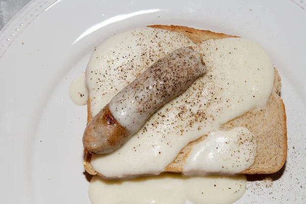 Wurst Und Weiße Soße Auf Toast — Stockfoto