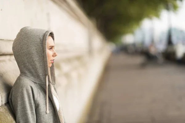 Jeune Femme Vêtue Capuchon Gris Regardant Côté Rivière — Photo