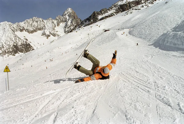 Pojke Rullande Snö Med Snowboard — Stockfoto