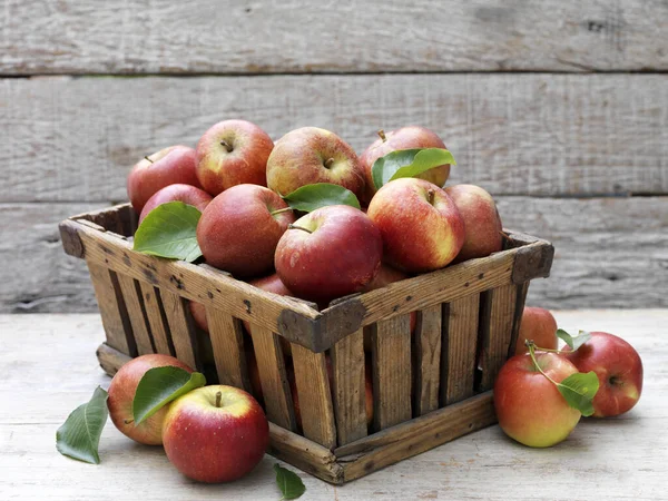 Kiste Mit Frischen Äpfeln Auf Holztisch — Stockfoto