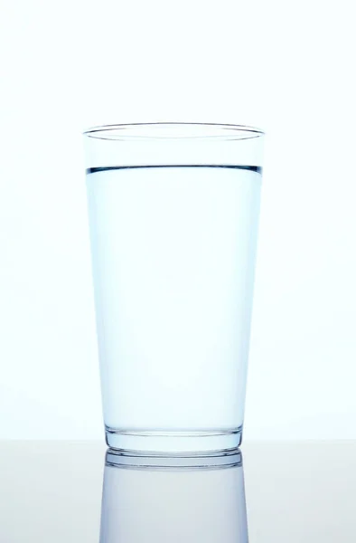 Volles Glas Wasser — Stockfoto