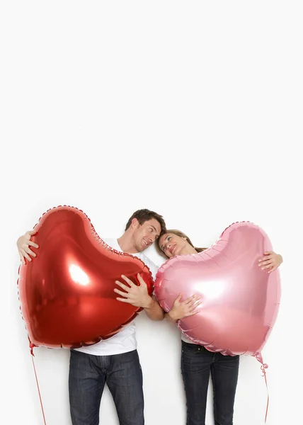 Paar Houden Hart Ballonnen — Stockfoto