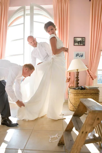 Άνδρες Βοηθούν Νύφη Φόρεμα — Φωτογραφία Αρχείου