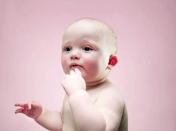 Pensive Baby Boy Durante Giorno — Foto Stock