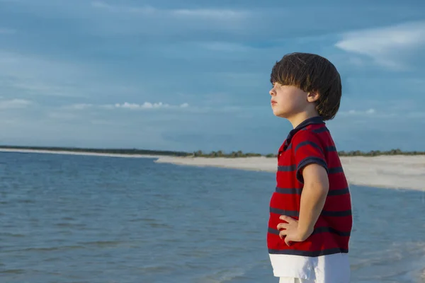 Giovane Ragazzo Piedi Mare Mani Sui Fianchi Guardando Vista — Foto Stock