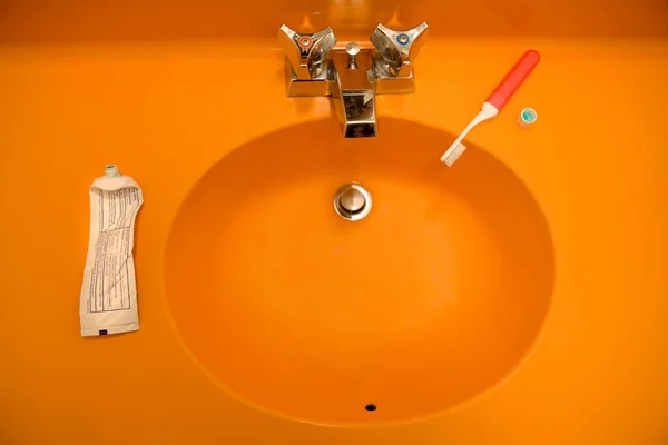 Évier Orange Avec Brosse Dents Dentifrice — Photo