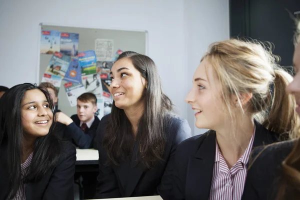 Des Écolières Discutent Idées Classe — Photo