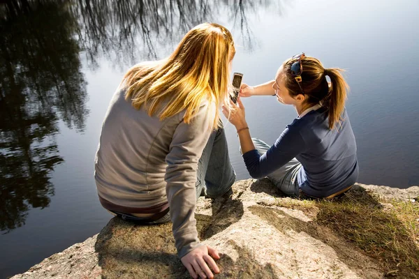 Due Donne Che Guardano Telefono All Aperto — Foto Stock