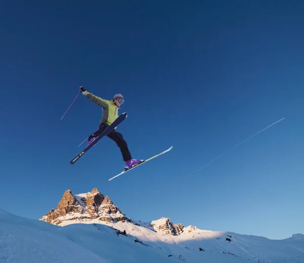 Skiër Springt Skyline — Stockfoto