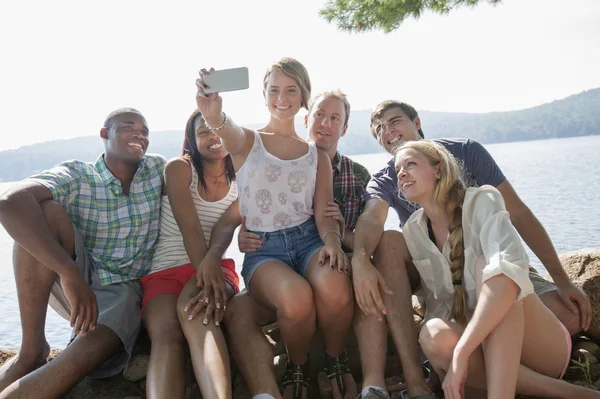 Grupo Amigos Que Fotografian Mismos — Foto de Stock