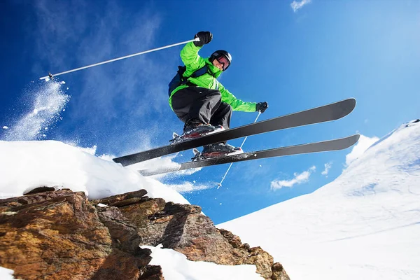Männlicher Skifahrer Springt Mit Tempo Den Berg Hinunter — Stockfoto