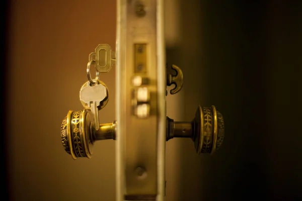 Κλειδιά Στην Πόρτα Του Ξενοδοχείου — Φωτογραφία Αρχείου
