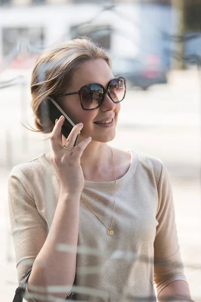 Jonge Vrouw Mobiele Telefoon Buiten Etalage — Stockfoto