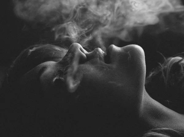 Portrait Young Woman Smoke — Stock Photo, Image