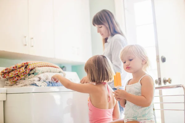 Mutter Und Töchter Hauswirtschaftsraum Mit Gefalteter Wäsche — Stockfoto