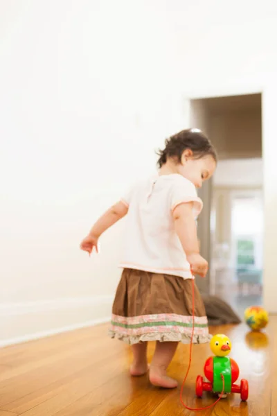 Visão Traseira Menina Bebé Puxando Pato Brinquedo — Fotografia de Stock