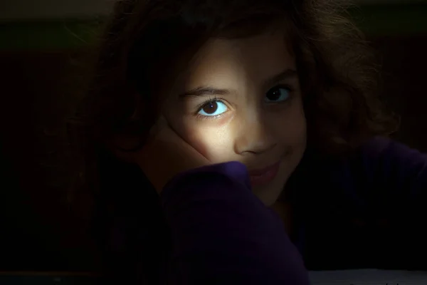 Menina Olhando Para Câmera Escuridão Perto — Fotografia de Stock