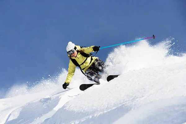 Frau Fährt Mit Tempo Ski — Stockfoto