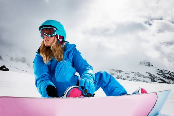 Snowboarder Femminile Che Prepara Cima Alla Montagna — Foto Stock