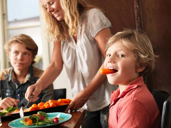 Хлопчик Тримає Моркву Роті Мати Подає Здорову Їжу — стокове фото