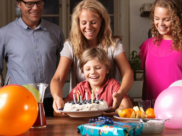 Mãe Dando Menino Bolo Aniversário Festa — Fotografia de Stock