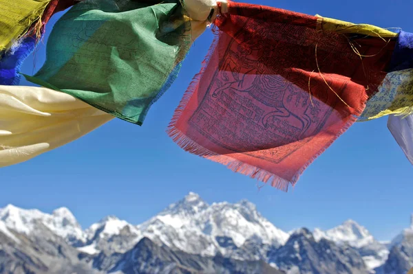 Tybetańskie Flagi Modlitewne Widokiem Masyw Everestu Renjo Nepal — Zdjęcie stockowe