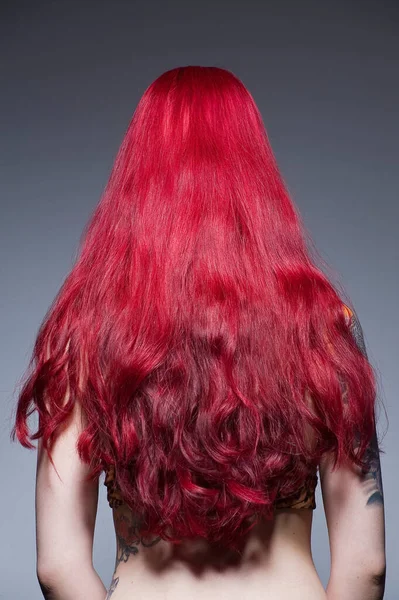 Uzun Kızıl Saçlı Genç Bir Kadın Stüdyo Fotoğrafı — Stok fotoğraf