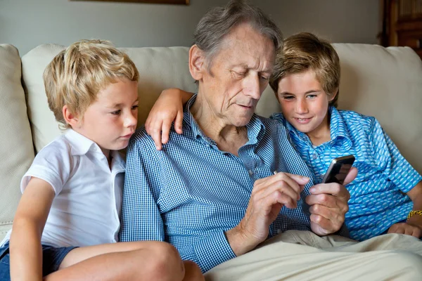 Nonno Nipoti Guardando Smartphone Insieme — Foto Stock