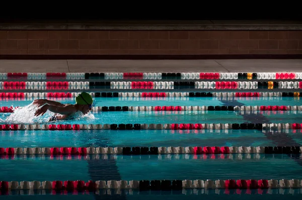 Giri Nuoto Donna Piscina — Foto Stock