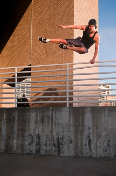 Atleta Saltando Sobre Parede Urbana — Fotografia de Stock