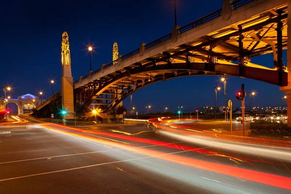 Trafik Gatan Genom Staden Natten Lång Exponering — Stockfoto