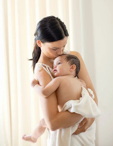 Mother Kissing Baby Girl Bathtime — Stock Photo, Image