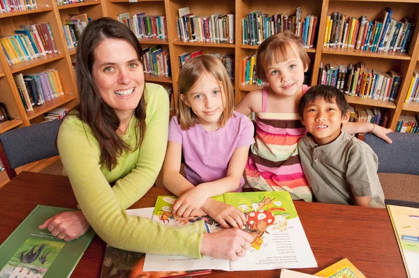 Studenti Docenti Biblioteca Scolastica — Foto Stock