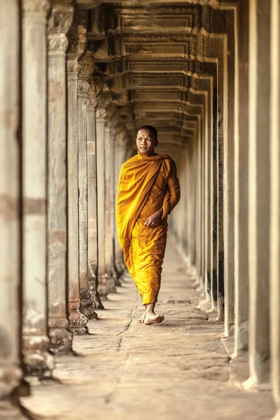Νεαρός Βουδιστής Μοναχός Που Διασχίζει Ναό Angkor Wat Siem Reap — Φωτογραφία Αρχείου