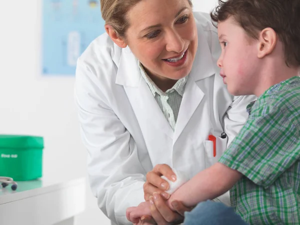 Medico Prendersi Cura Bambino Piccolo Con Lesioni — Foto Stock