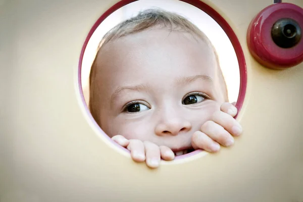 Toddler Ragazza Peeking Attraverso Cerchio — Foto Stock
