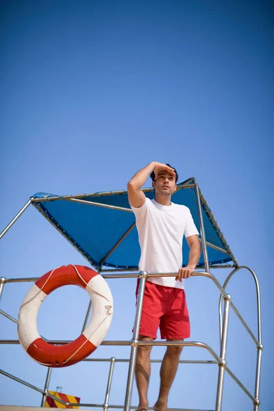 Hombre Con Salvavidas Playa — Foto de Stock