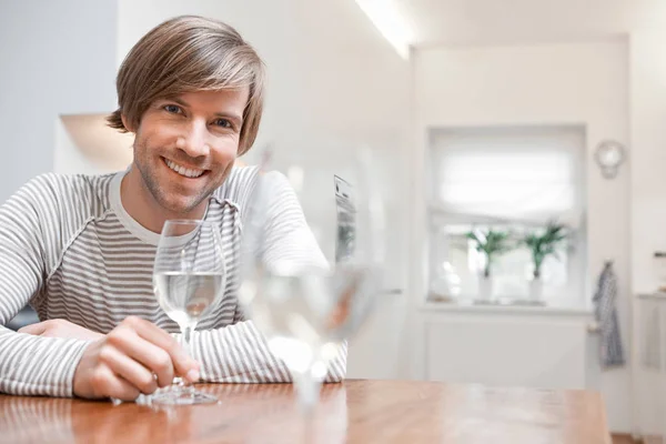 キッチンに白ワインの男 — ストック写真
