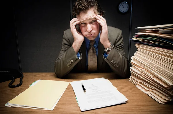 Stressad Man Vid Skrivbordet Med Pappersarbete — Stockfoto