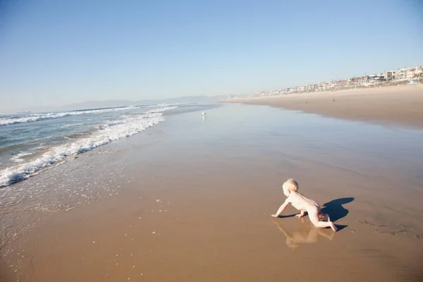 Baby Crawling Beach — Stock Photo, Image