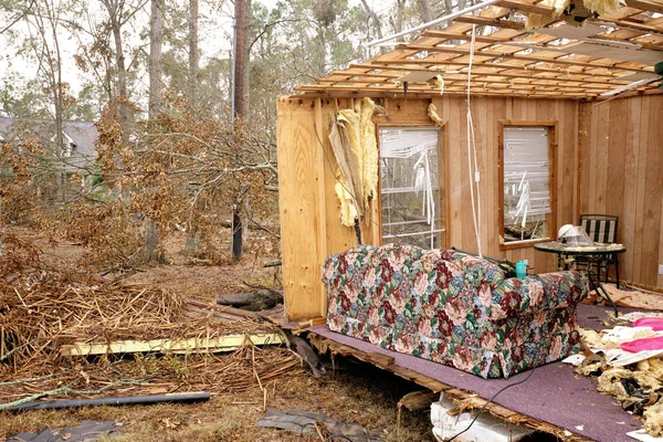 家の壁や天井が吹き飛ばされ リビングルームが公開され ハリケーン カトリーナ アメリカの余波 — ストック写真