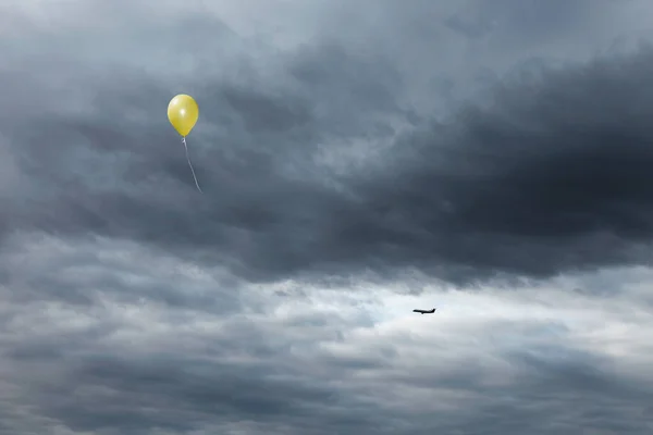 Gelber Ballon Schwebt Dem Wolkenverhangenen Himmel Entgegen — Stockfoto