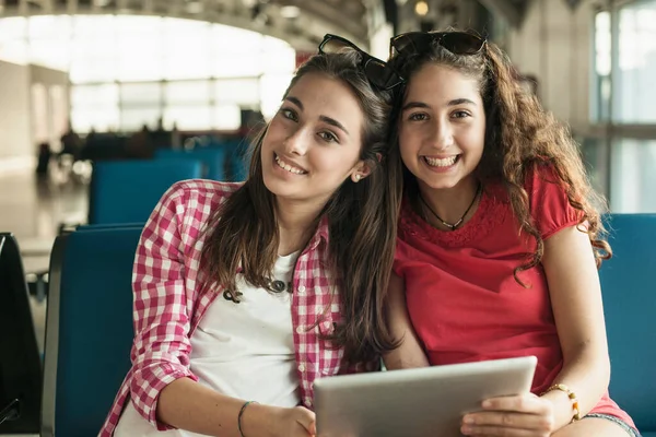 Adolescentes Usando Tablet Digital — Fotografia de Stock