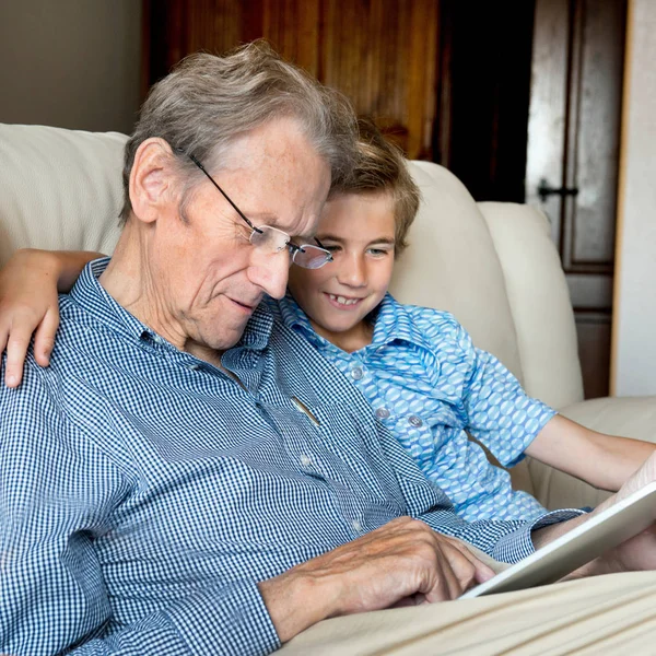Nonno Nipote Guardando Tablet Digitale — Foto Stock
